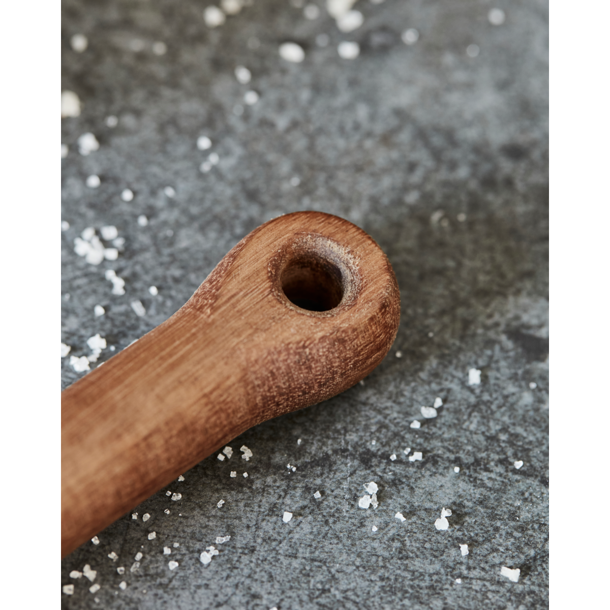 Hanging hole on acacia wood handle – detail of House Doctor wooden scoop