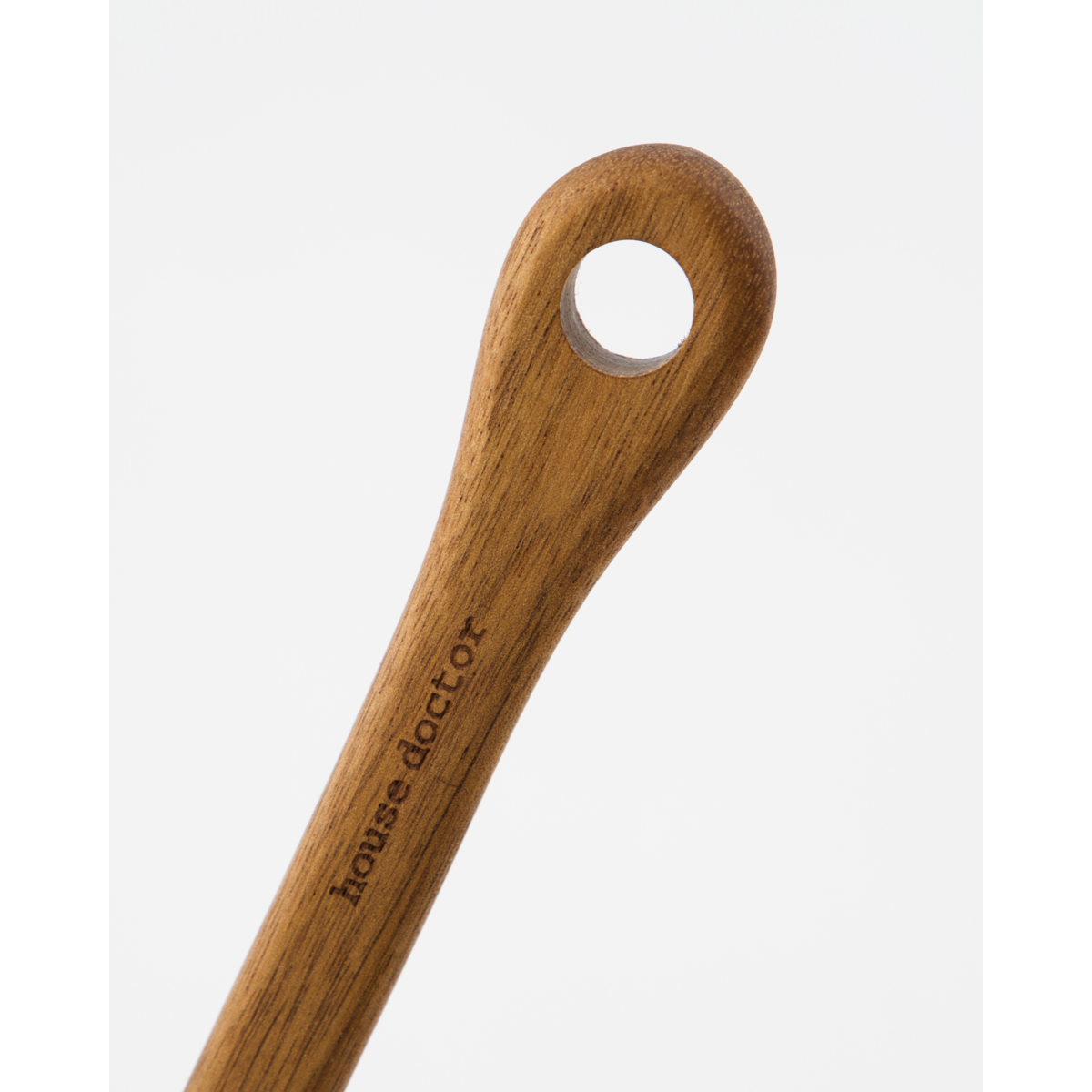 Close-up of House Doctor branding on wooden handle – natural finish spatula