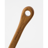 Close-up of House Doctor branding on wooden handle – natural finish spatula