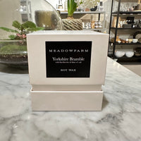 Scented candle with blackberry and floral notes in vibrant glass and gift boxed