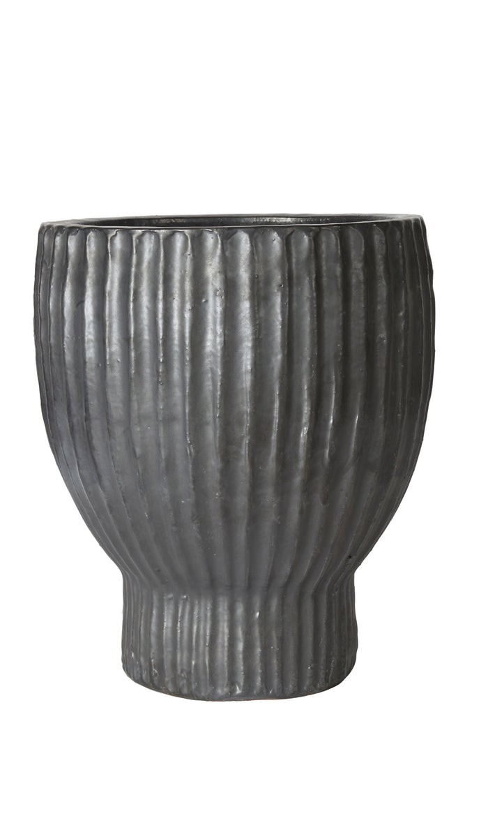 Sculptural outdoor pots in matte black finish – FEDORA large and small