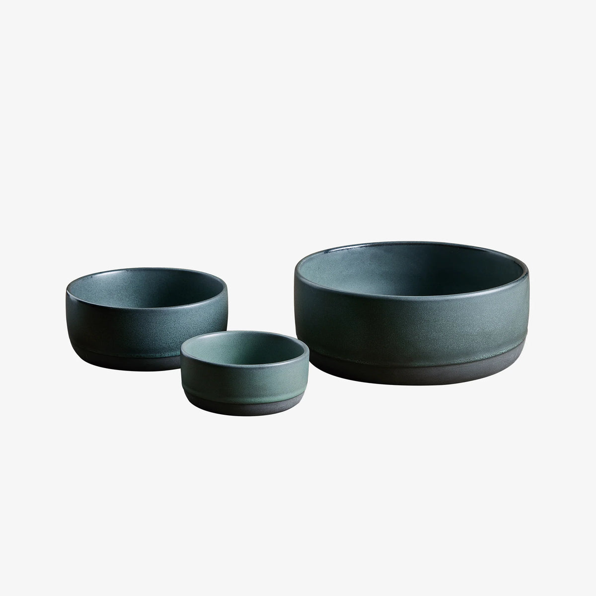 Three-piece serving bowl set with speckled reactive finish