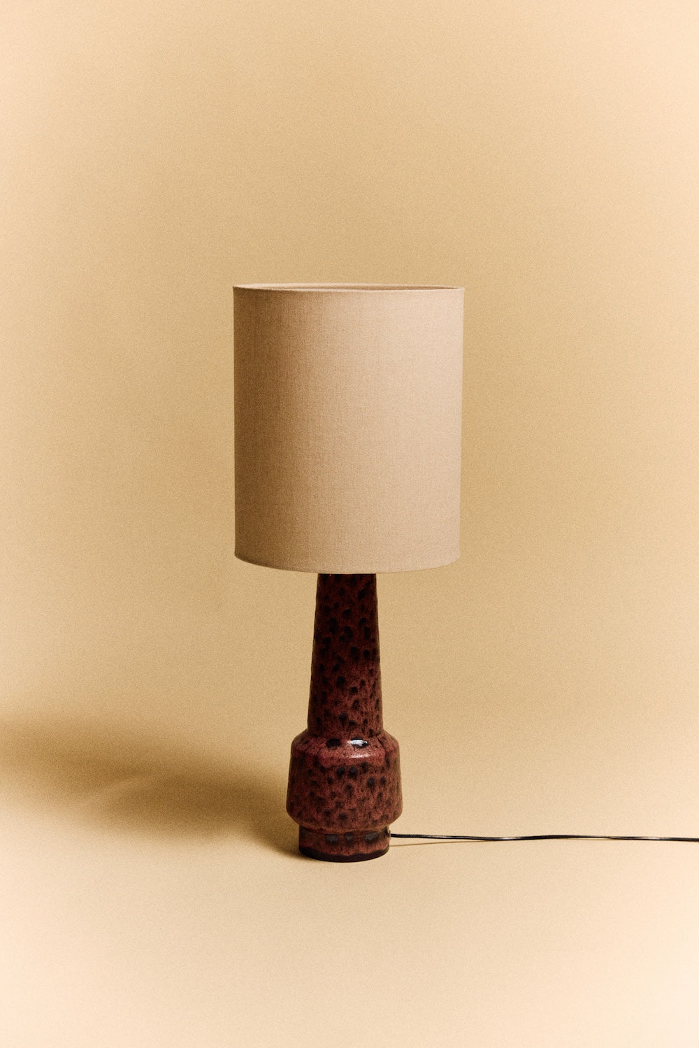 Close-up of the HKLIVING natural linen cylinder lamp shade fitted on a blue speckled ceramic lamp base