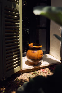 HKLIVING Robust Vase in burnt umber, Large size, styled in a sunlit doorway on a stone step