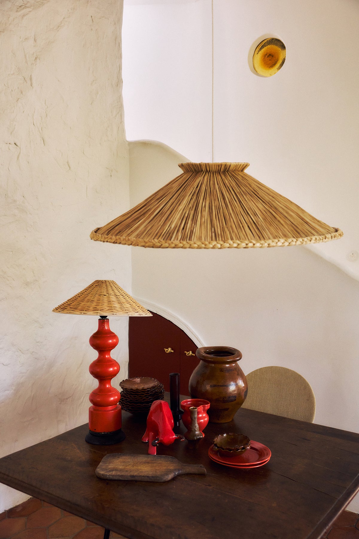HKLIVING Robust Vase in burnt umber, Large size, styled on a table with red glass and ceramic tableware