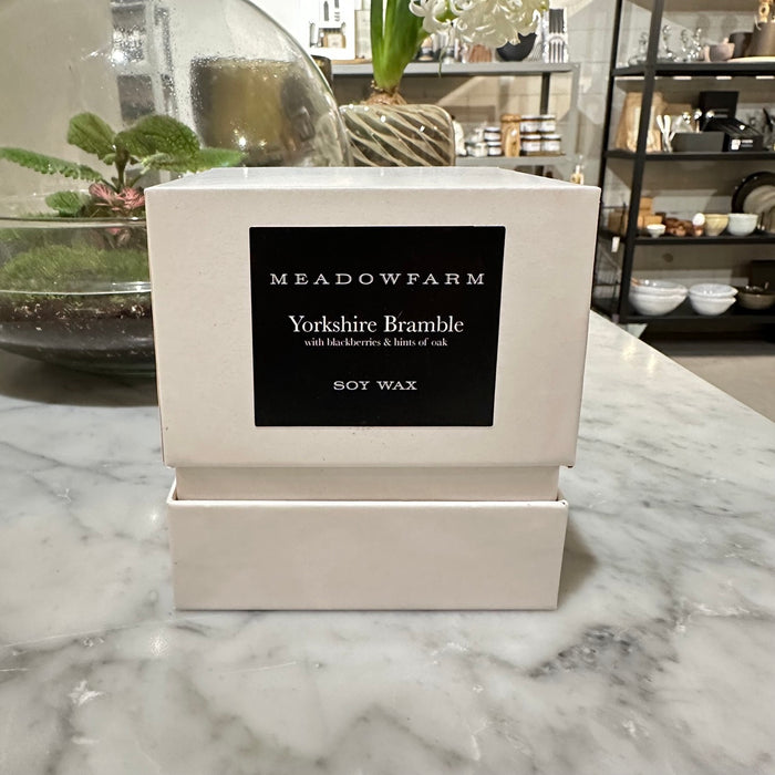 Scented candle with blackberry and floral notes in vibrant glass and gift boxed