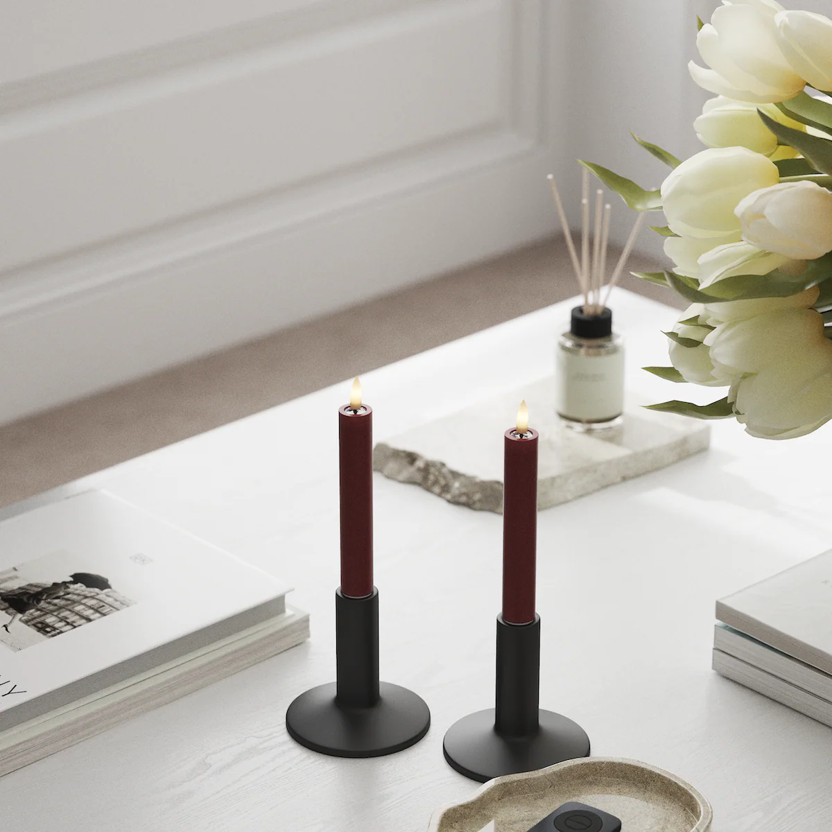 Bordeaux LED dinner candles 15cm on white table – realistic flame glow