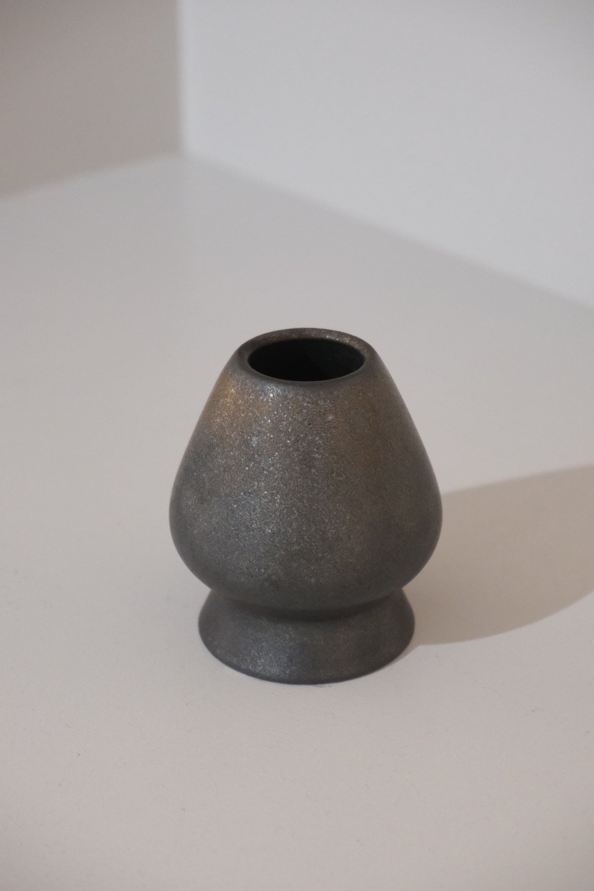 graphite kusenaoshi ceramic matcha whisk holder with silver specks front view
