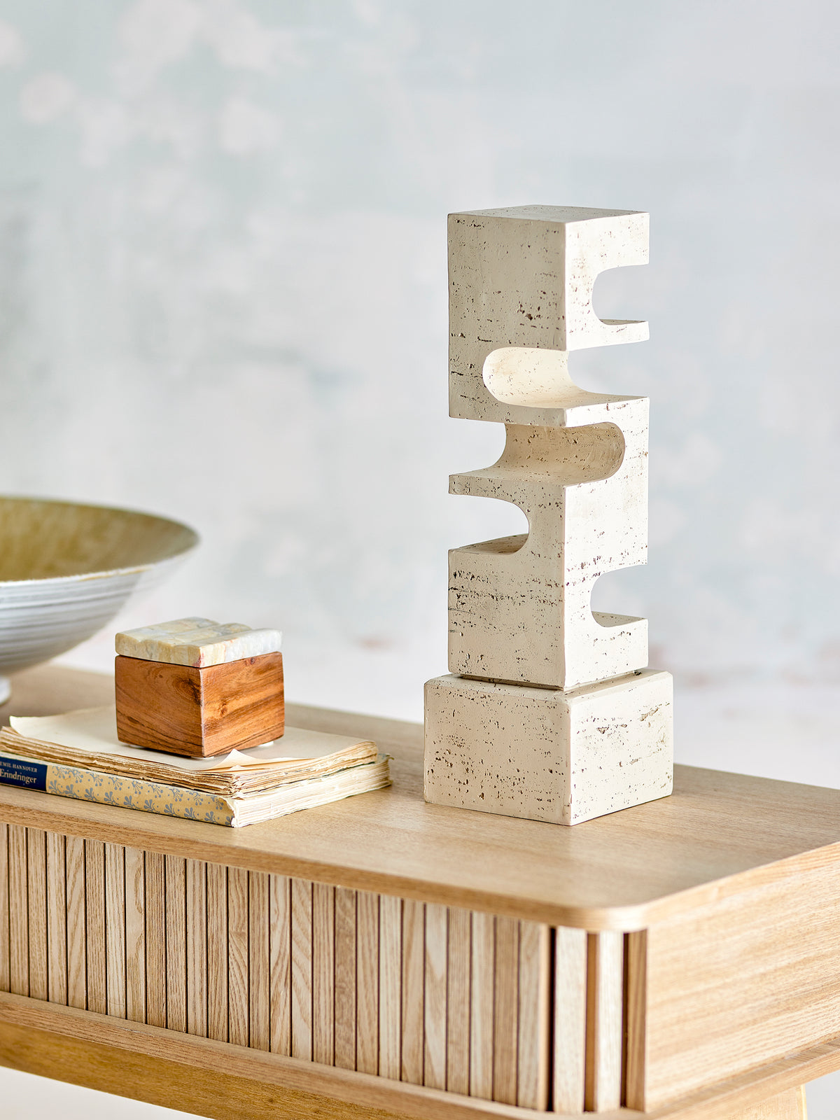 Hallam Deco – Nature by Bloomingville on display table