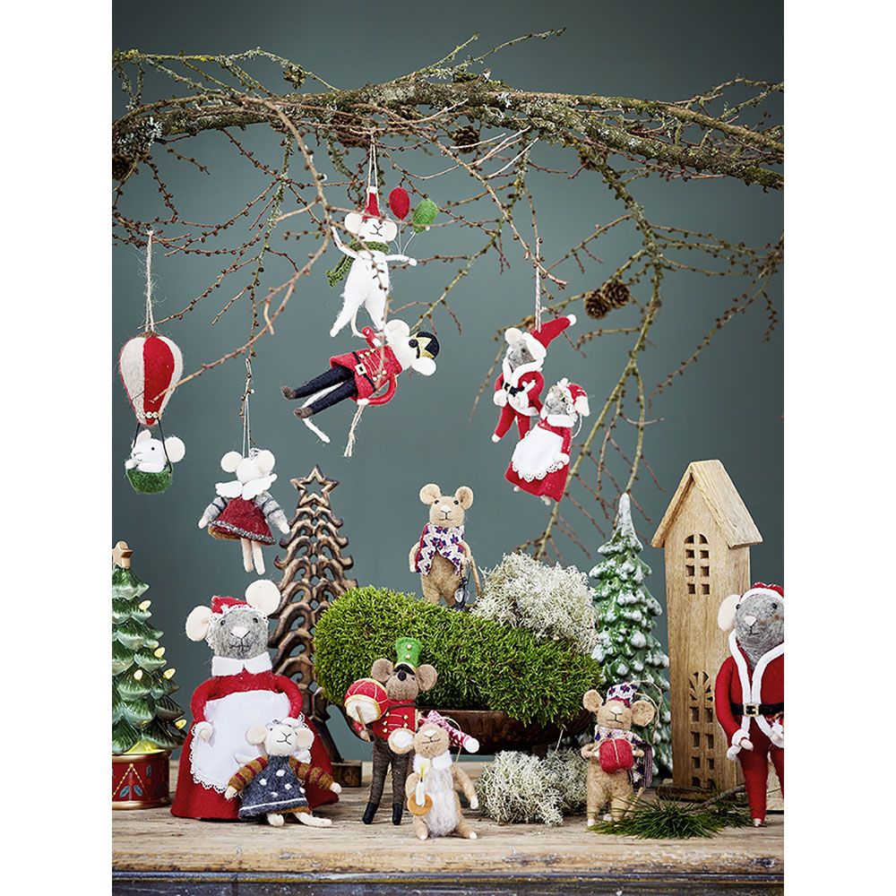 Scandinavian Christmas décor with felt mouse and balloon detail