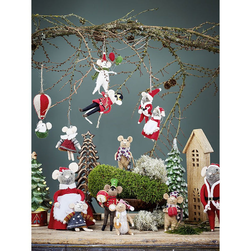 Scandinavian Christmas décor with felt mouse and balloon detail