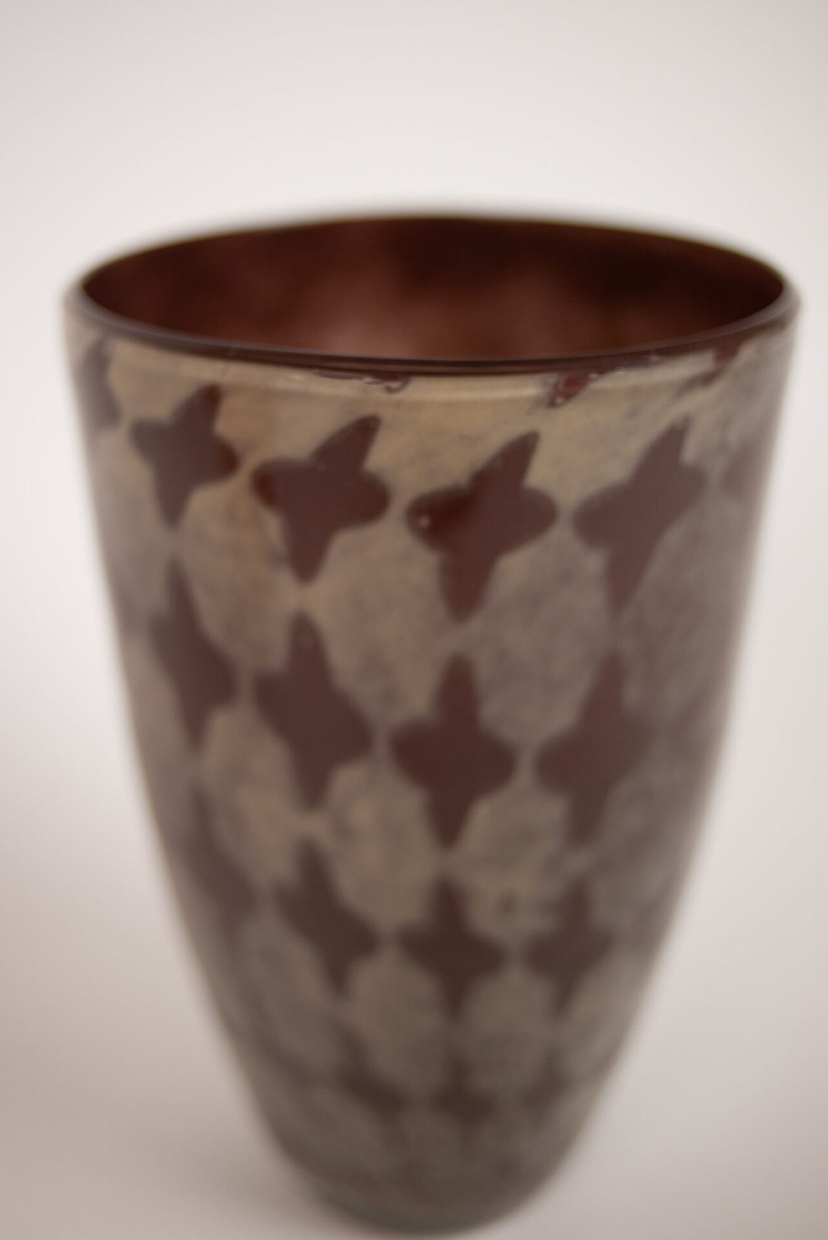 Close-up of the taupe pattern on the Harley brown vase by Olsson & Jensen