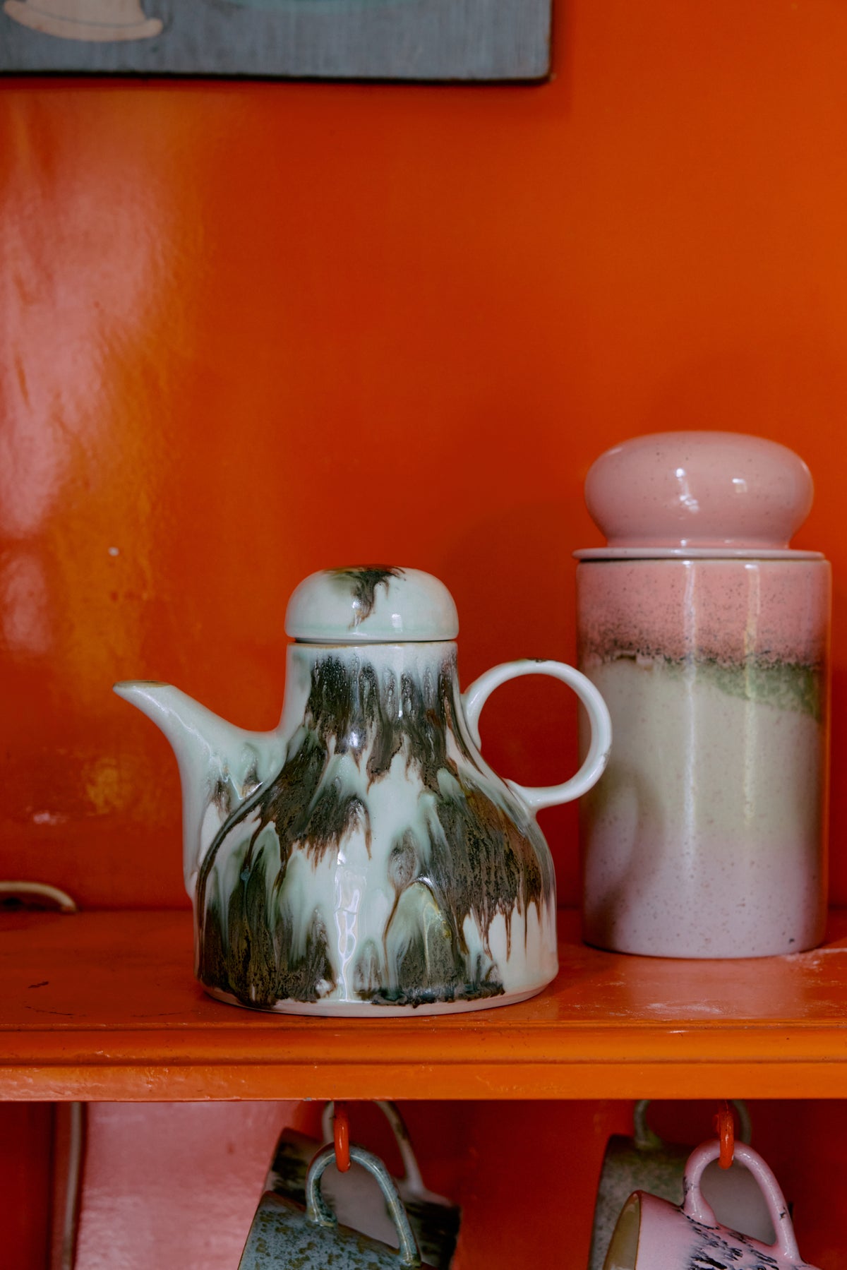 HKLIVING tide coffee pot paired with 70s ceramics mugs on an open shelf
