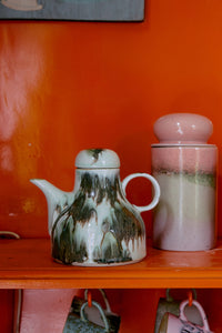 HKLIVING tide coffee pot paired with 70s ceramics mugs on an open shelf
