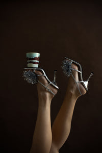 HKLIVING Frosted Leaves candle balanced on festive silver heels – creative Christmas styling