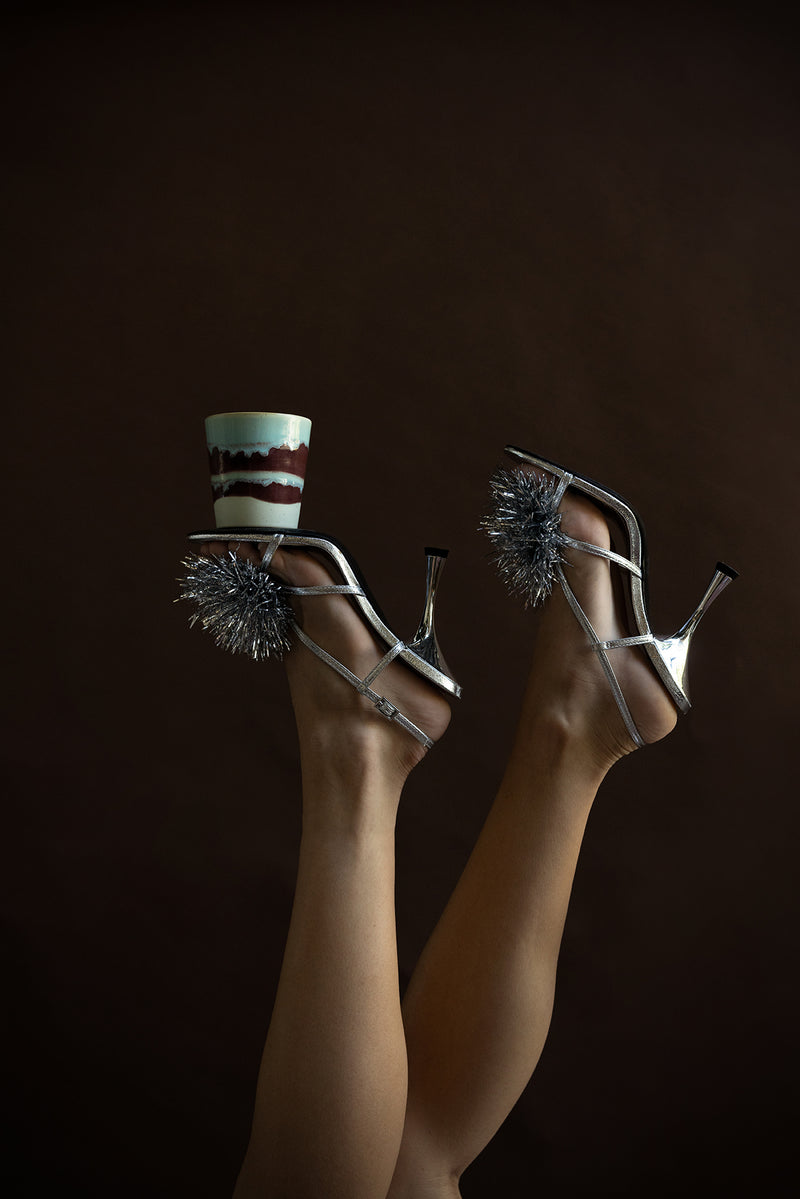 HKLIVING Frosted Leaves candle balanced on festive silver heels – creative Christmas styling