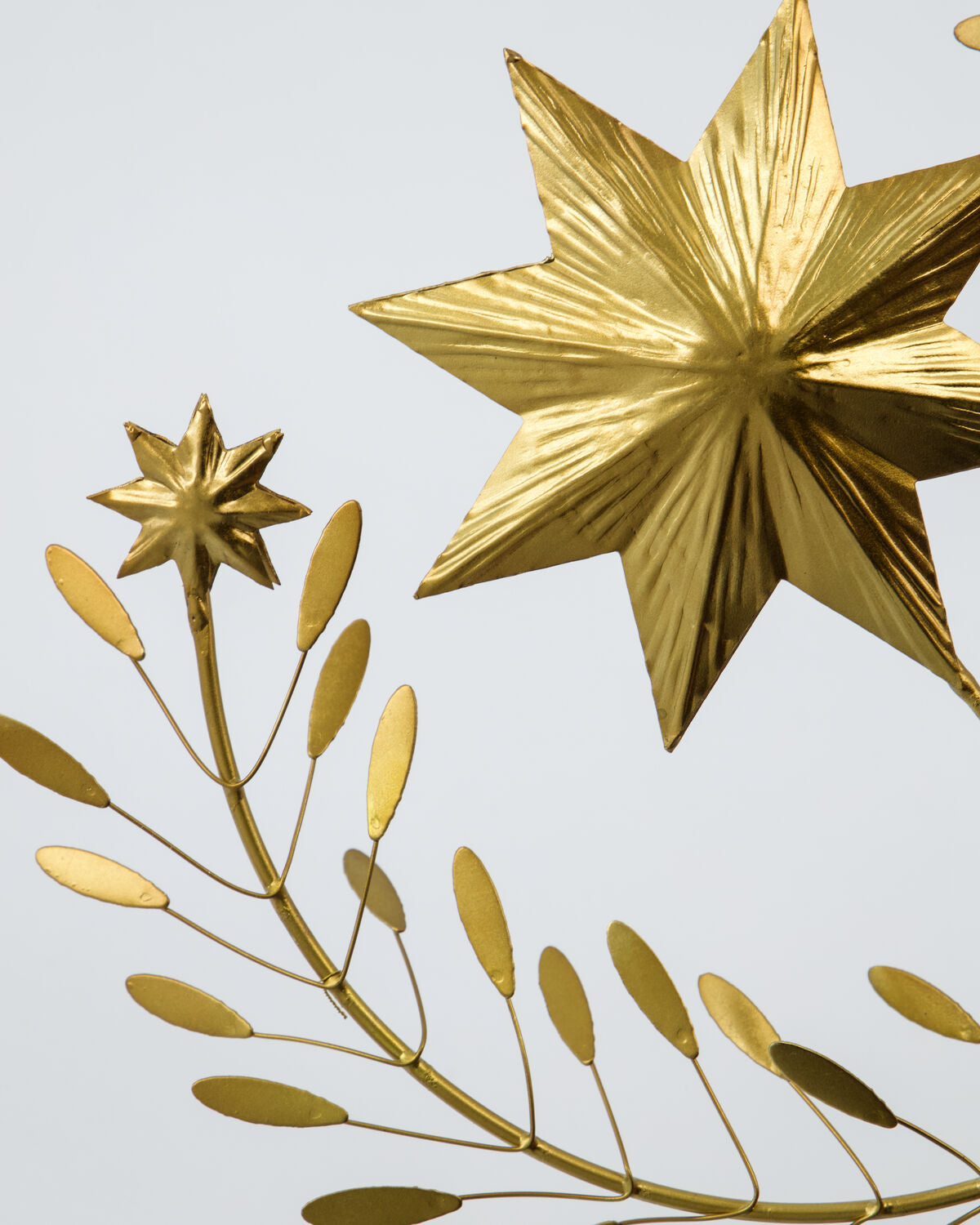 Close-up of the faceted gold star and leaf details on the House Doctor Clip tree topper