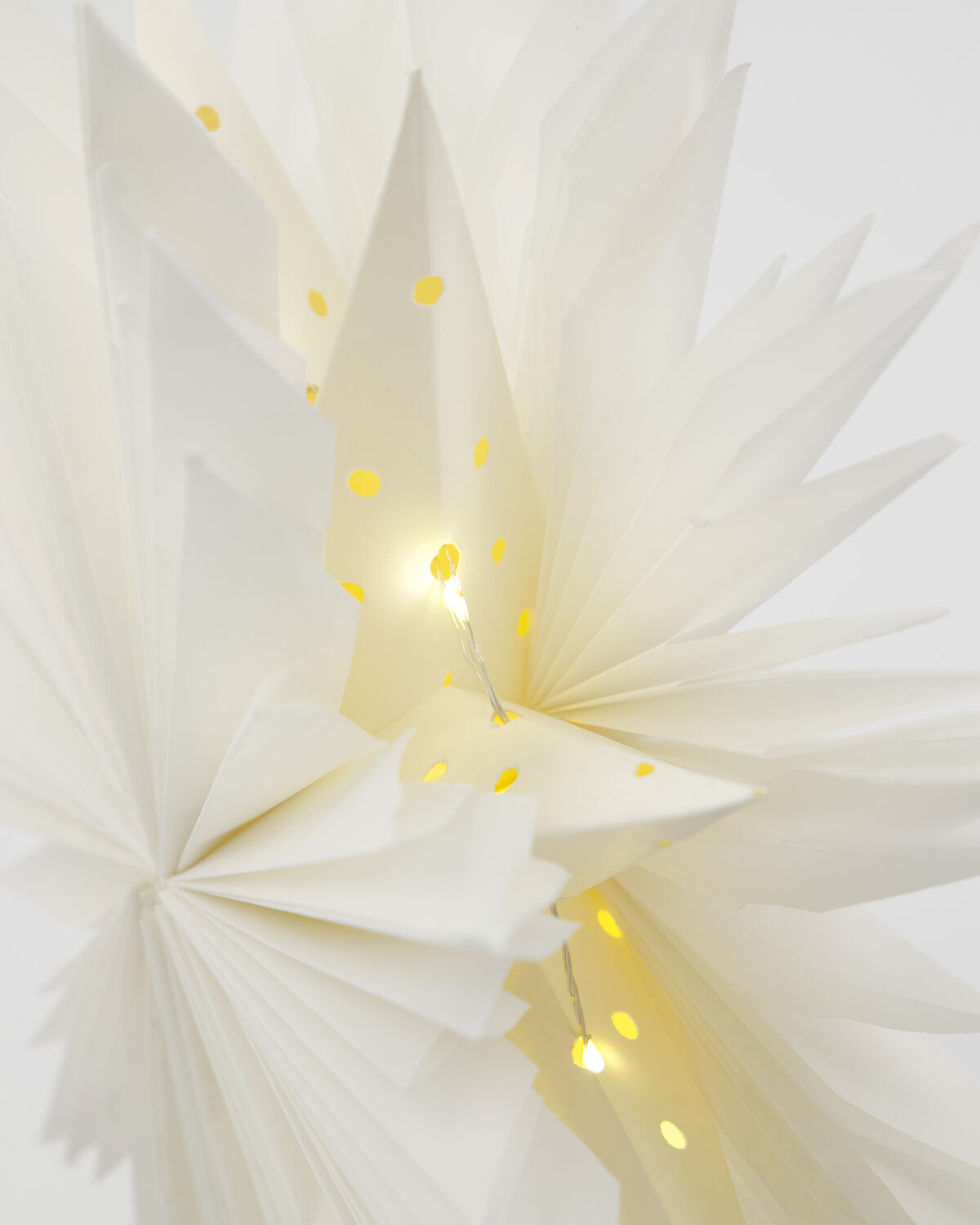 Close-up of the LED lights glowing inside the paper points of the House Doctor Gant star