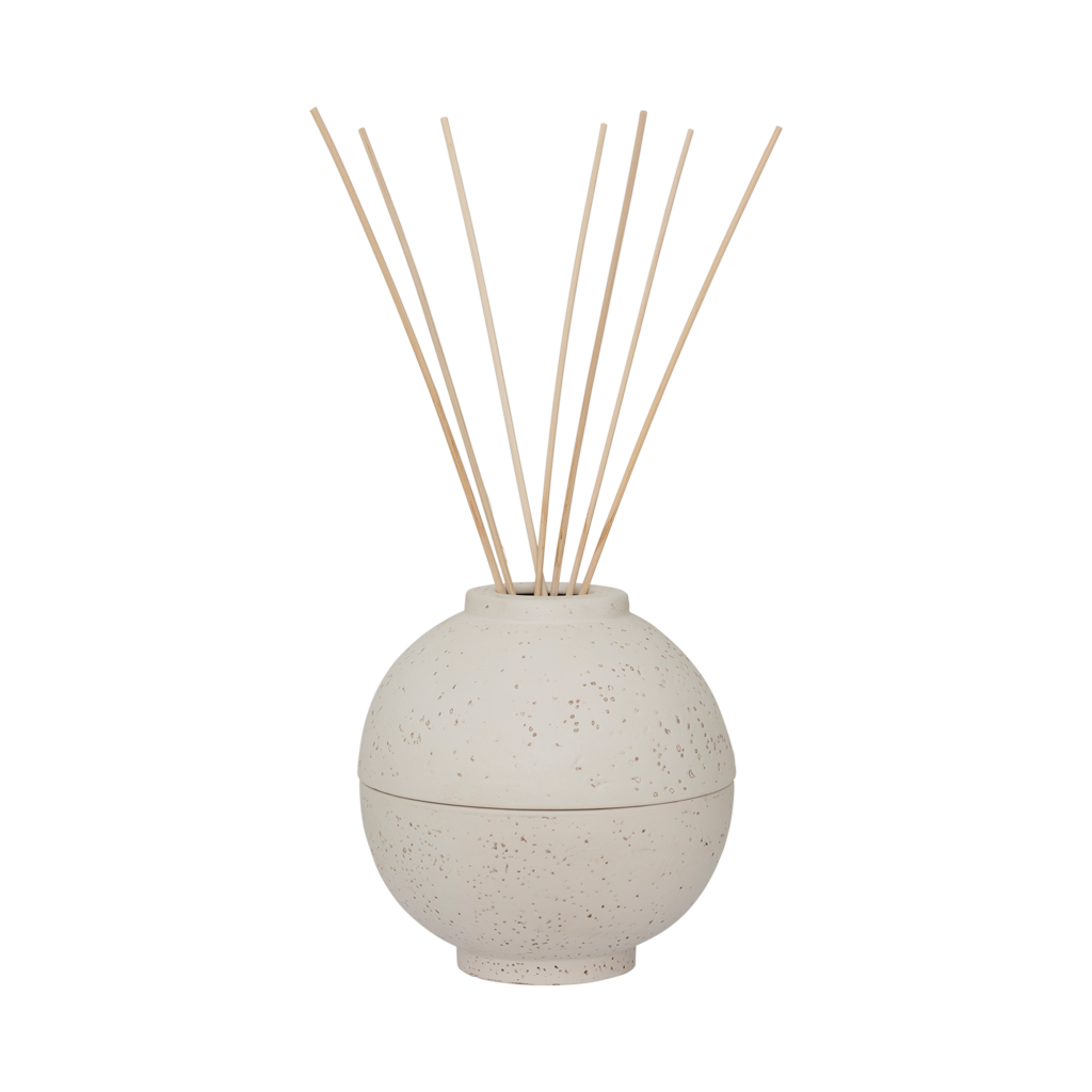 Kiri diffuser holder with diffuser reeds