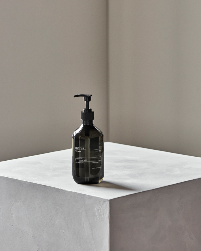 Meraki Body Wash Deep Valley 490 ml on concrete plinth – minimalist lifestyle shot.