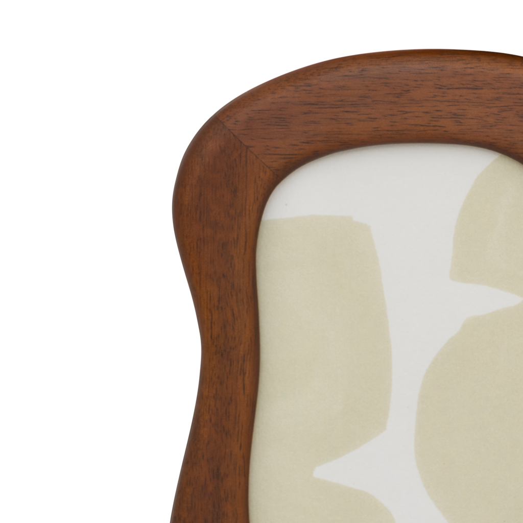 Close-up of the Wido frame's curved mango wood edge