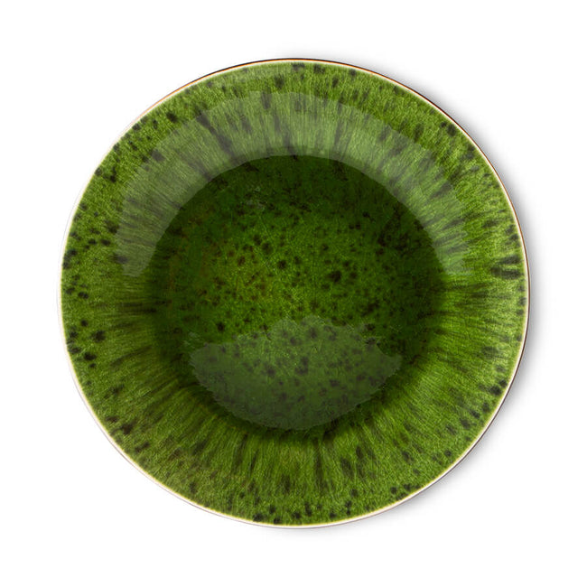 almost like a human eye with the green and black around the outside but the colour conitinues to the centre in the hklinving plate